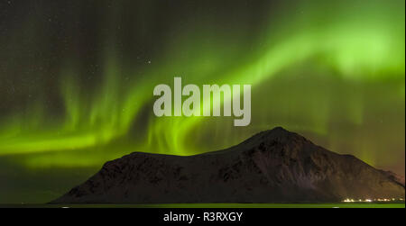 Nordlichter über Skagsanden Flakstad und Strand. Der Küste in der Nähe von Flakstad, Insel Flakstadoya. Die Lofoten in Nordnorwegen im Winter. Stockfoto