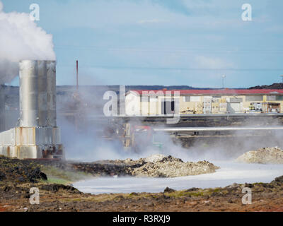 Reykjanesvirkjun geothermisches Kraftwerk in der Nähe von Gunnuhver, Halbinsel Reykjanes im Herbst. Northern Island (Editorial nur verwenden) Stockfoto