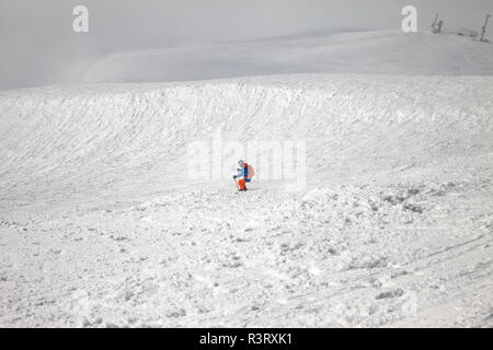 Skifahrer bergab auf Freeride Piste und bedeckt nebligen Himmel, bevor Blizzard. Kaukasus Berge im Winter bei schlechtem Wetter, Georgien, Region Gudauri. Stockfoto