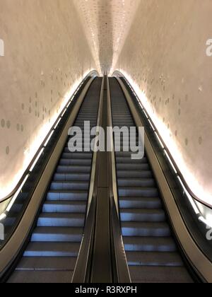 Rolltreppe in der Elbphilharmonie in Hamburg, Deutschland Stockfoto