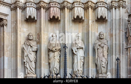 Reich verzierte gotische Detail der Skulpturen an der Fassade der Kathedrale, die dem Heiligen Kreuz und der Heiligen Eulalia, oder die Kathedrale von Barcelona bei Sonnenuntergang in Barcelona. Stockfoto