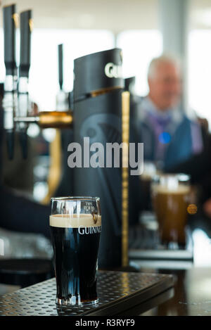 Irland, Dublin, Guinness Storehouse, Brauereimuseum, Pints Bier in der Gravity Bar Stockfoto