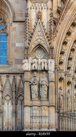 Reich verzierte gotische Details der Skulpturen auf die Fassade und das Maßwerk der Kathedrale, die dem Heiligen Kreuz und der Heiligen Eulalia, oder die Kathedrale von Barcelona bei Sonnenuntergang i Stockfoto