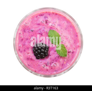 Blackberry Joghurt oder Smoothie mit Minze auf weißem Hintergrund. Ansicht von oben. Gesunde Ernährung Stockfoto