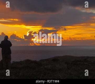 Person gegen die Sonne über den Atlantik. Stockfoto