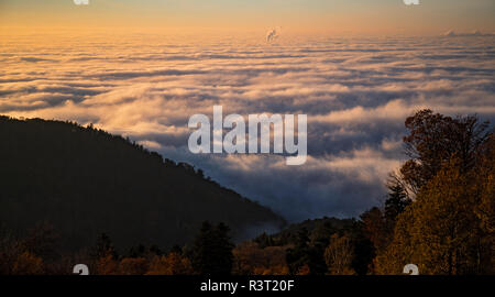 Meer von Nebel mit tief hängenden Wolken in der Oberrheinischen Tiefebene aus dem Königstuhl Aussichtspunkt, Heidelberg, Baden-Württemberg, Deutschland Stockfoto