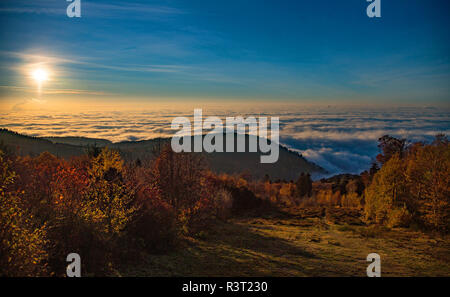 Meer von Nebel mit tief hängenden Wolken in der Oberrheinischen Tiefebene aus dem Königstuhl Aussichtspunkt, Heidelberg, Baden-Württemberg, Deutschland Stockfoto