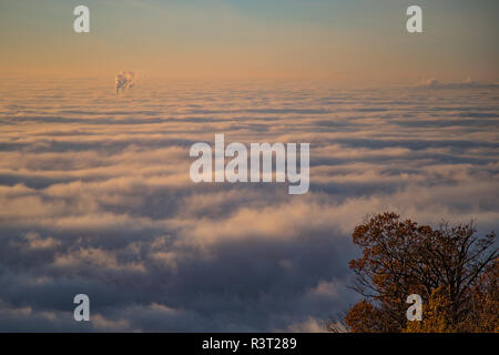 Meer von Nebel mit tief hängenden Wolken in der Oberrheinischen Tiefebene aus dem Königstuhl Aussichtspunkt, Heidelberg, Baden-Württemberg, Deutschland Stockfoto