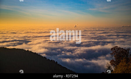 Meer von Nebel mit tief hängenden Wolken in der Oberrheinischen Tiefebene aus dem Königstuhl Aussichtspunkt, Heidelberg, Baden-Württemberg, Deutschland Stockfoto