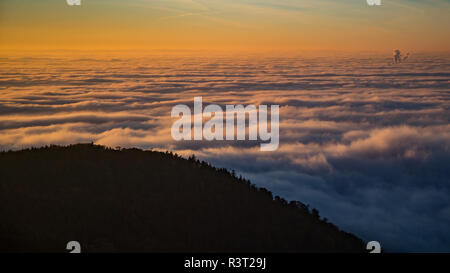 Meer von Nebel mit tief hängenden Wolken in der Oberrheinischen Tiefebene aus dem Königstuhl Aussichtspunkt, Heidelberg, Baden-Württemberg, Deutschland Stockfoto