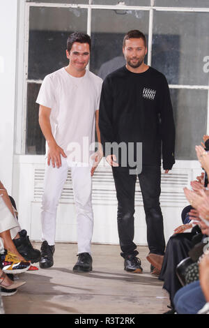 NEW YORK, NY - 10. SEPTEMBER: Designer Jack McCollough und Lazaro Hernandez Spaziergang die Start- und Landebahn am Proenza Schouler Spring/Summer 2019 fashion show du Stockfoto