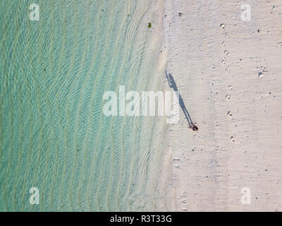 Indonesien, Bali, Luftaufnahme von Karma Kandara Strand, Frau am Strand Stockfoto