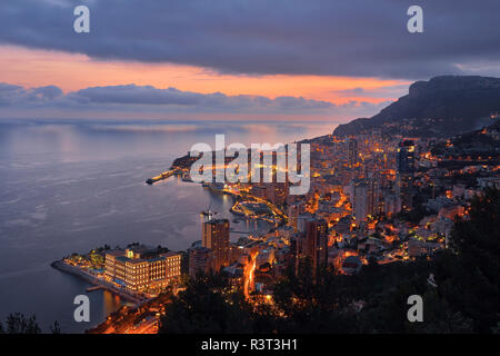 Monaco, Monte Carlo, Blick auf die Stadt in der Dämmerung lightes Stockfoto