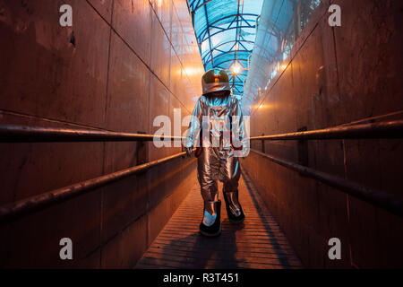 Spaceman in der Stadt bei Nacht zu Fuß in engen Durchgang Stockfoto