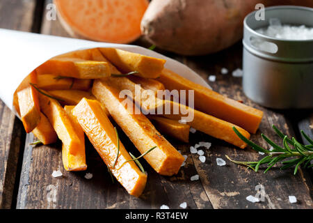 Süßkartoffel frites mit Rosmarin Stockfoto