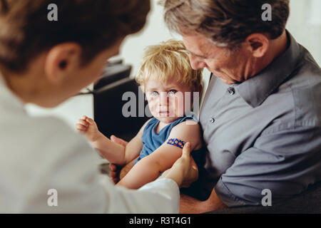 Vater und Sohn Consulting eine pedeatrician Stockfoto