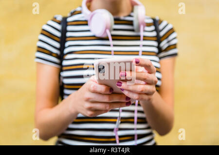 Hände von Frau mit Smartphone, close-up Stockfoto