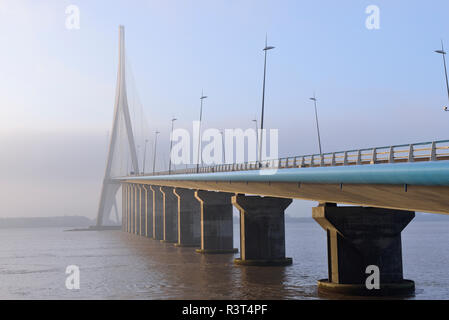 Frankreich, Le Havre, Pont de Normandie im Morgennebel Stockfoto