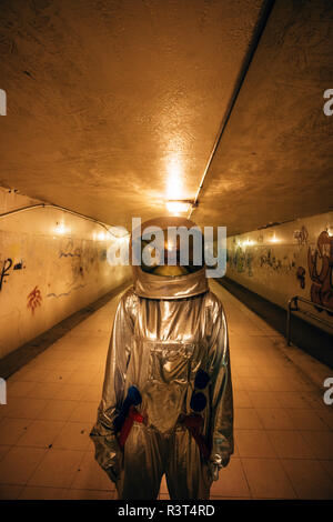 Spaceman in der Stadt in der Nacht stehend in Unterführung Stockfoto