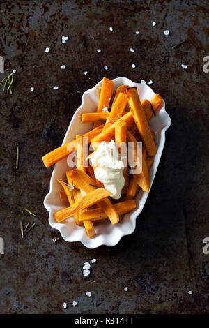 Gesalzen Kartoffel Pommes mit Rosmarin und Mayonnaise in Porzellan Schüssel Stockfoto