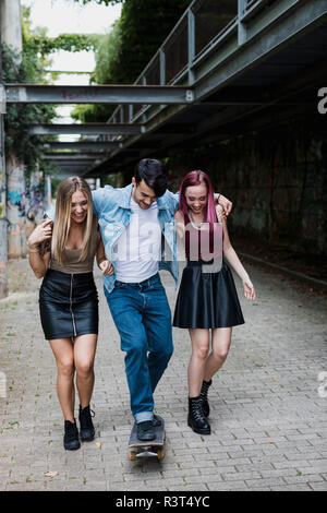 Gerne Freunde mit Skateboard unterwegs Stockfoto
