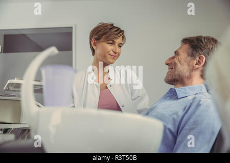 Weiblichen Zahnarzt im Gespräch mit ihren Patienten vor der Behandlung Stockfoto