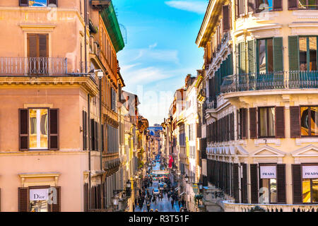Die berühmte Einkaufsstraße Via Condotti, Rom, Italien. Schmale Straße mit vielen berühmten Designer Marken führt zu der Spanischen Treppe an einem Ende Stockfoto