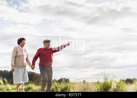 Senior Paar auf einem Spaziergang in den ländlichen Landschaft Stockfoto