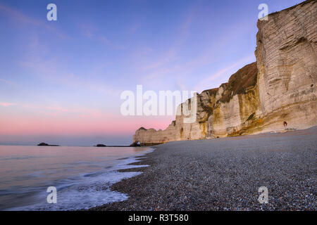 Frankreich, Normandie, Etretat, Blick zum Porte d'Amont mit Strand im Vordergrund Stockfoto