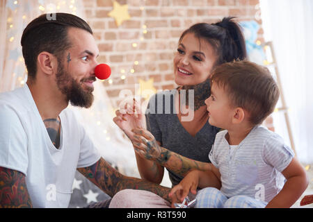 Glückliche Familie Spaß an Weihnachten im Bett Stockfoto