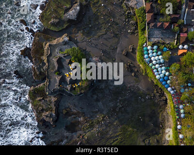 Indonesien, Bali, Luftaufnahme von Restaurant in Tanah Lot - Tempel Stockfoto