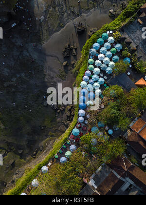 Indonesien, Bali, Luftaufnahme von Sonnenschirme am Tanah Lot - Tempel Stockfoto