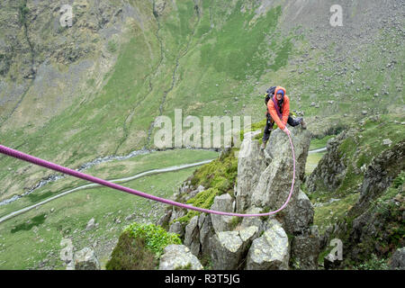 UK, Lake District, Longsleddale Tal, Buckbarrow Crag, man Klettern in Fels Stockfoto