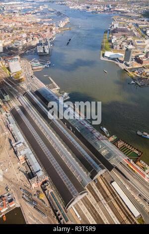 Luftaufnahme von Amsterdam mit Hauptbahnhof Amsterdam, Niederlande Stockfoto