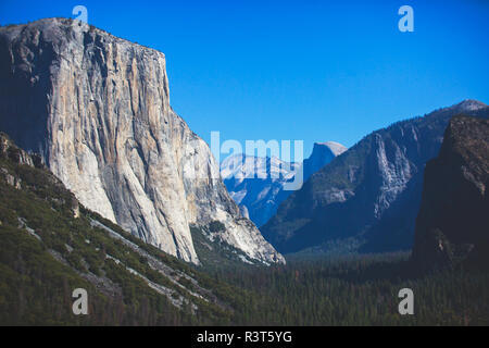 Schönen Sommer Blick auf das Yosemite Valley, mit El Capitan, Half Dome Berg, bridalveil Wasserfall, von Tunnel anzeigen Vista point gesehen, Yose Stockfoto