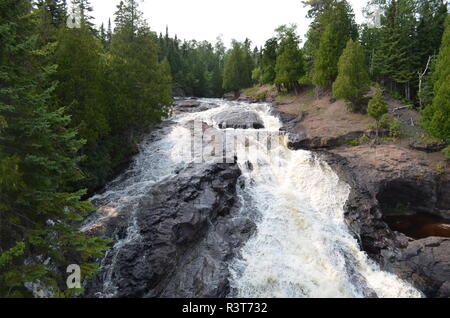 River fließt durch Teufel Wasserkocher Stockfoto