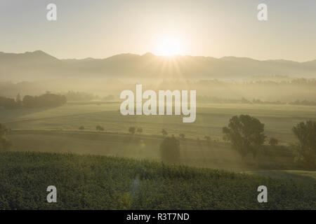Italien, Toskana, Borgo San Lorenzo, Sonnenaufgang über ländliche Landschaft Stockfoto