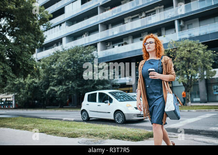 Frau, die mit einem Kaffee zu arbeiten Stockfoto