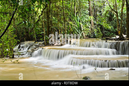 Huay Mae Khamin Wasserfall im tropischen Regenwald, Thailand Stockfoto