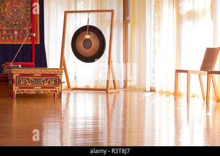 Meditationsraum in einem buddhistischen Meditationszentrum Stockfoto