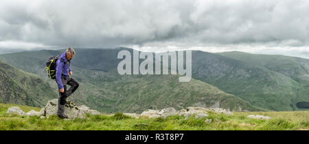 UK, Lake District, Longsleddale Tal, reifer Mann mit Rucksack in der Landschaft im ländlichen Raum Stockfoto