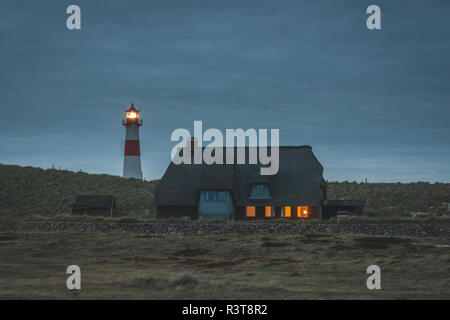 Deutschland, Schleswig-Holstein, Sylt, Ellenbogen, Leuchtturm List Ost am Abend Stockfoto