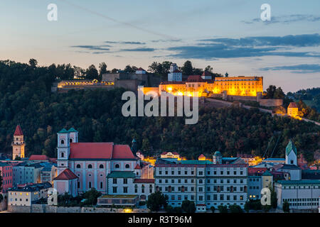 Deutschland, Bayern, Passau, Festung Oberhaus am Abend Stockfoto