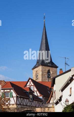 Deutschland, Rheinland-Pfalz, Freinsheim, typische Fachwerkhäuser in Wein Dorf und Kirche Stockfoto