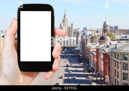 Smartphone mit ausgeschnittenen und Moskauer Straße Stockfoto