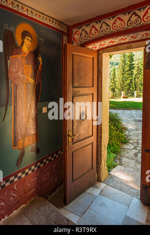 Malerei des Erzengels Michael am Eingang zum Kloster Krka, Nationalpark Krka, Dalmatien, Kroatien Stockfoto