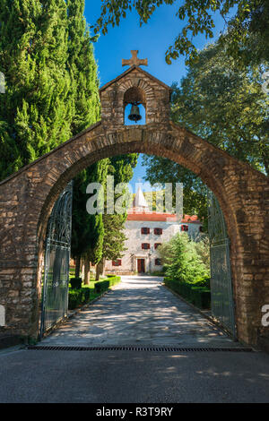 Der Eingang zum Kloster Krka, Nationalpark Krka, Dalmatien, Kroatien Stockfoto