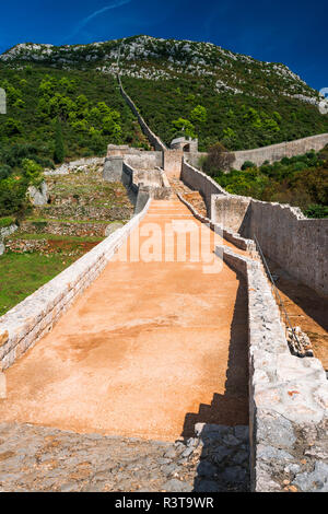 Die große Mauer oberhalb der Stadt Zentrum, Ston, Dalmatien, Kroatien Stockfoto