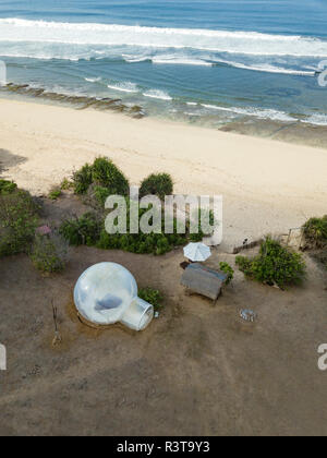 Indonesien, Bali, Luftaufnahme von Nyang Nyang Strand, Bubble zelt Haus am Strand Stockfoto