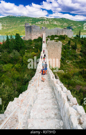 Touristen auf der chinesischen Mauer über Mali Ston und dem Adriatischen Meer, Ston, Dalmatien, Kroatien Stockfoto